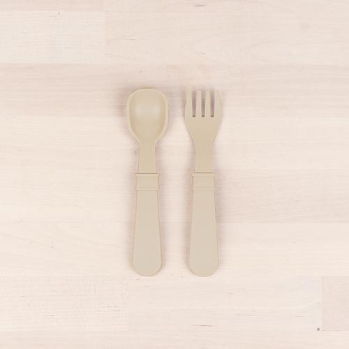 Re-Play - Naturals - Ensemble de 4 fourchettes et 4 cuillères en plastique recyclé - Sable